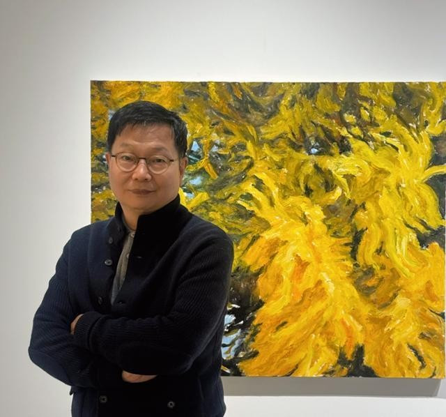 Họa sỹ Choi Seon-gil và bức tranh cây bạch quả. (Nguồn: Korea Times) choi-seon-gil.jpg